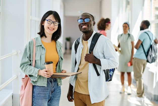 Een paar studenten die op de gang staan