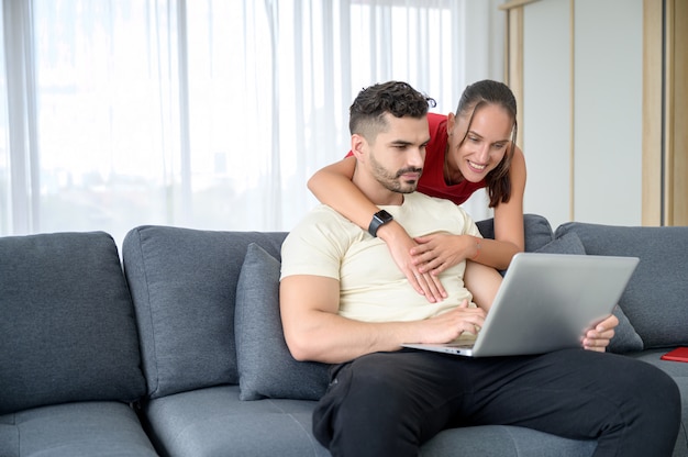 Een paar thuiswerken samen met geluk en goede emotie