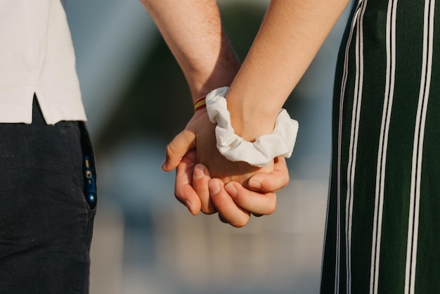 Een paar toeristen in de moderne stedelijke ruimte op een date in de avond in Spanje