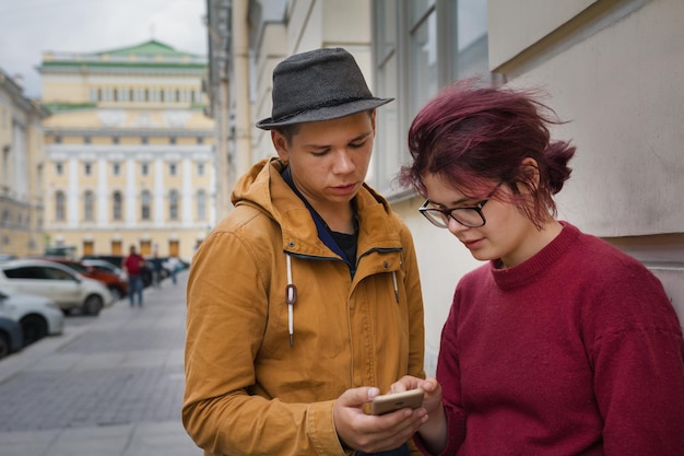 Een paar toeristen stopten om de navigatie-apps te bekijken, Sint-Petersburg