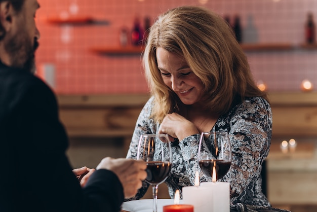 Foto een paar van middelbare leeftijd heeft een romantische avond in een restaurant.