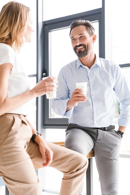 Een paar vriendelijke collega's praten