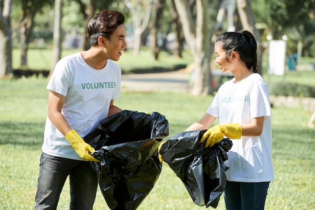 Een paar vrijwilligers die het vuilnis ophalen