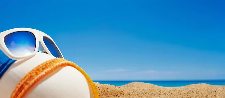 Foto een paar zonnebril op het strand.