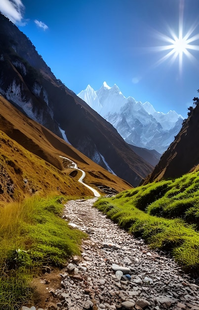 Een pad door de bergen met de achtergrond van de Himalaya-heuvels