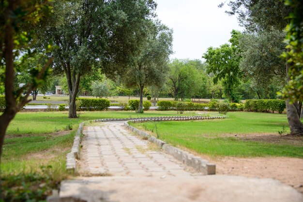 Een pad leidt door het park vanaf een rustplaats op de snelweg van Lahore naar Islamabad
