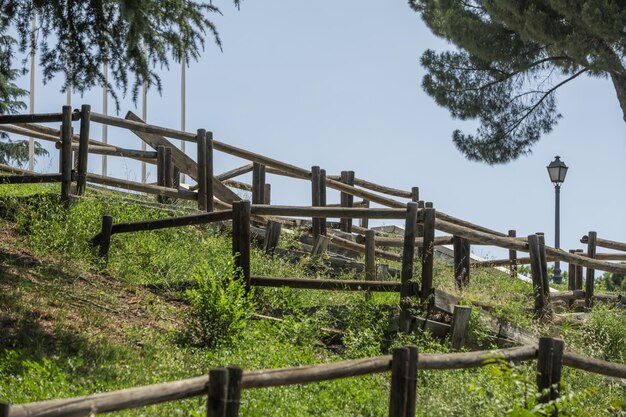 Een pad met trappen en leuningen gemaakt
