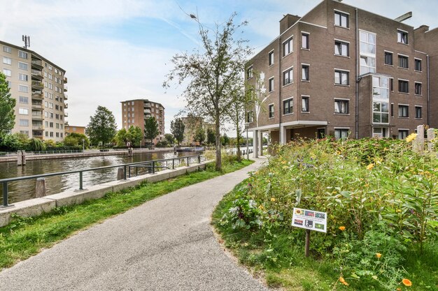 Foto een pad naast een rivier met gebouwen