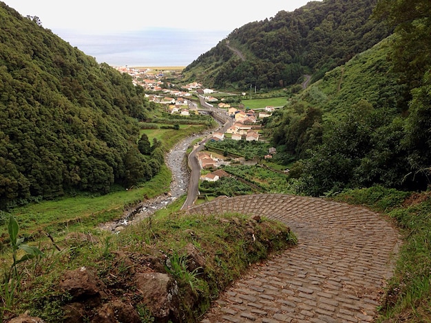 Foto een pad te midden van groene bergen