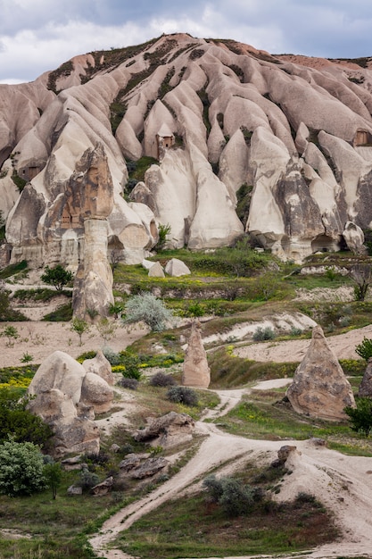 Een pad tussen de roze kliffen van Cappadocië. Toerisme en reizen. Prachtig landschap. Verticaal.