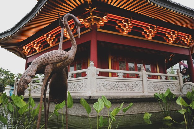 Een pagode in het centrum van een Chinatown met een bruin ooievaarsstandbeeld