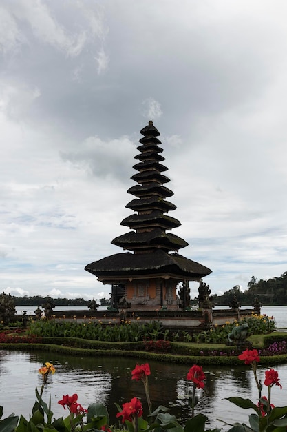 Foto een pagode met een grote pagode in het midden ervan