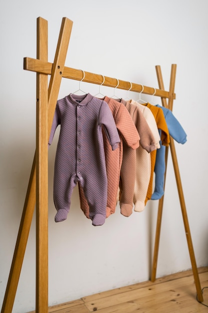 Een pak voor een kind van één tot twee jaar wordt gekleurd op een hanger