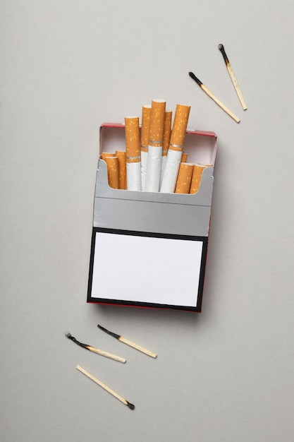 Een pakje sigaretten met lucifers op een lichte achtergrond