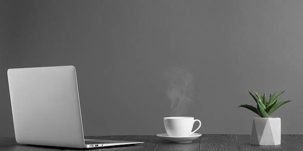 Een panorama van desktop met laptop en koffie voor reclame