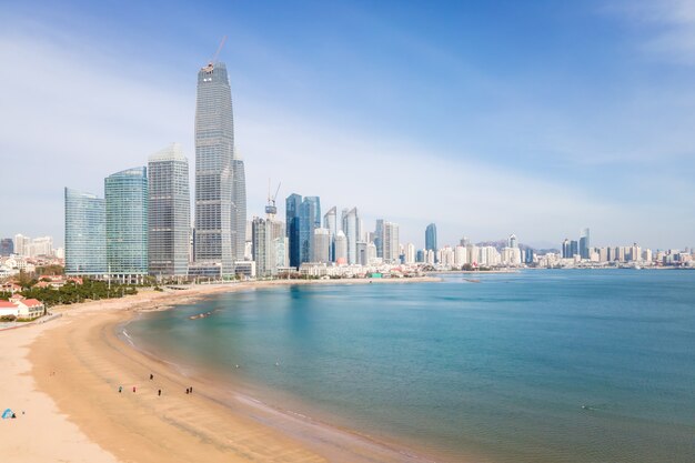 Een panoramisch luchtfoto van het architecturale landschap en de skyline van Qingdao Fushan Bay