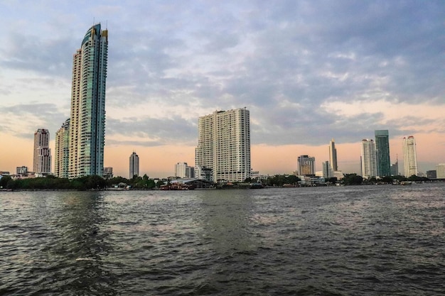 Een panoramisch uitzicht op de Chao Phraya-rivier in Bangkok Thailand