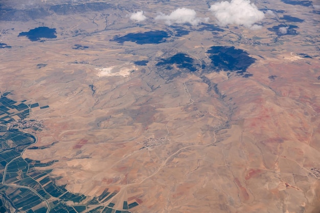 Een panoramisch uitzicht op de pittoreske vulkanische kliffen van Cappadocië vanaf een luchtballonvlucht