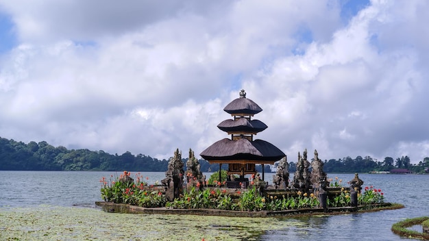 Foto een panoramisch uitzicht op de pura ulun danu tempel op het meer bratan bedugul bali indonesië 18 mei 2023