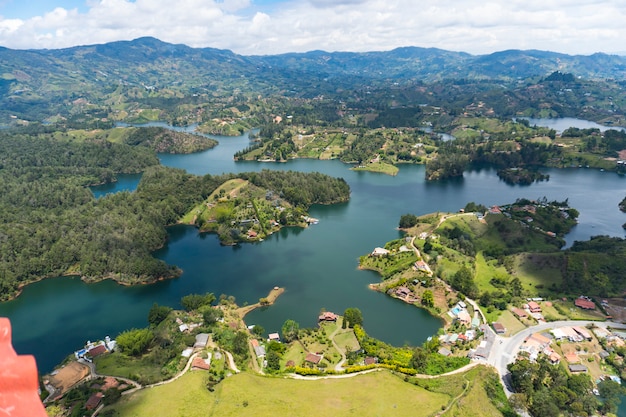 Een panoramisch uitzicht op guatape vanaf thestone o