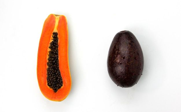 Een Papaya gesneden en avocado geïsoleerd op witte achtergrond Gezonde vruchten papaya avocado