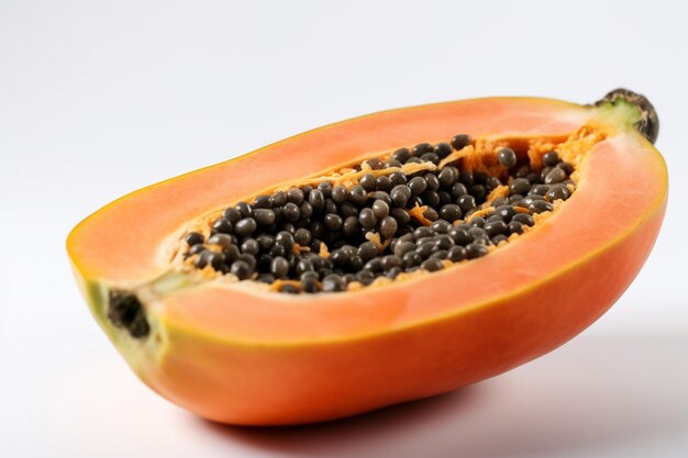 Foto een papaya in tweeën gesneden met zwarte zaden