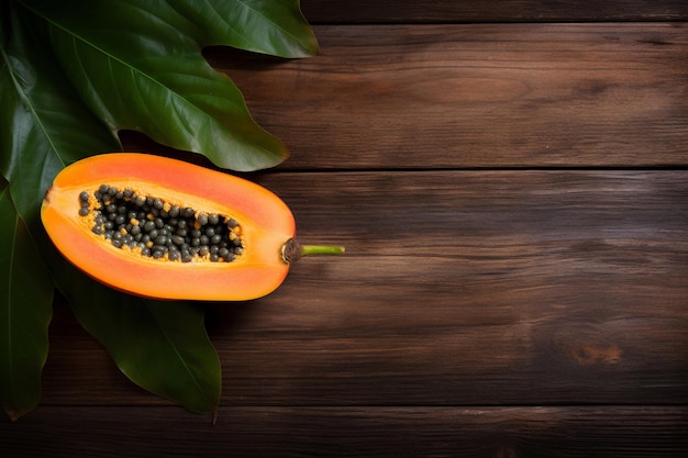 Een papaya in tweeën gesneden op een houten tafel