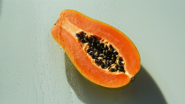 een papaya met zaden erop en de zaden zijn zwart