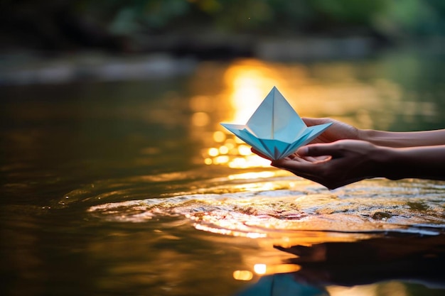 Foto een papieren bootje drijft in het water met een papieren bootje op de voorgrond.