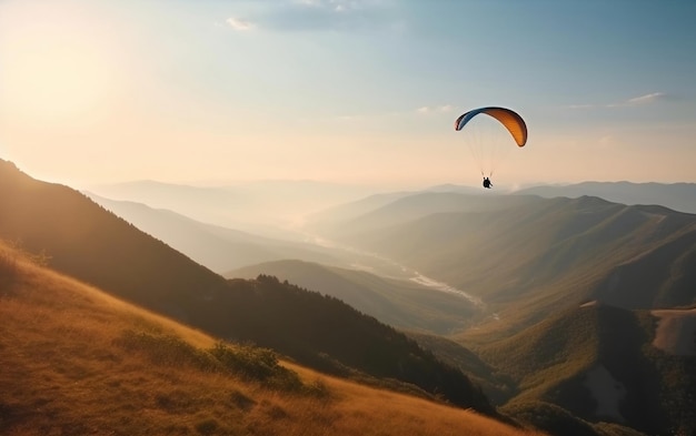 Een paraglider vliegt over een bergdal.