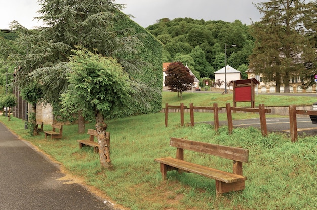 Een park met bankjes en een bord met 'park' erop