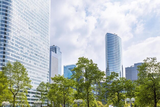 Een park met een gebouw op de achtergrond