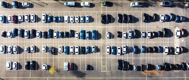 een parkeerplaats vol met veel geparkeerde auto's