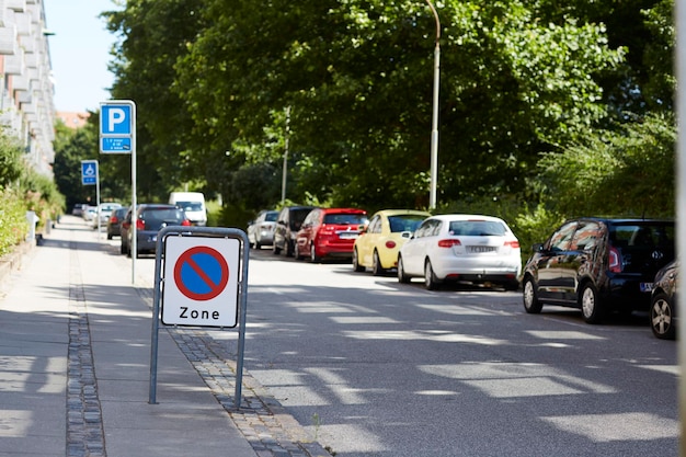 Een parkeerverbod met geparkeerde auto's in denemarken