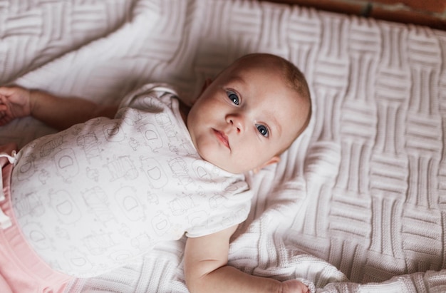 Een pasgeboren baby in een wieg, het concept van kinderen en de geboorte van een close-up