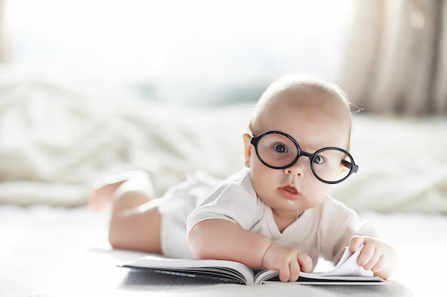 Een pasgeboren baby ligt op een zacht bed. emoties voor kinderen.