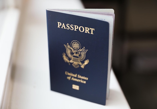 Een paspoort met het woord paspoort erop.