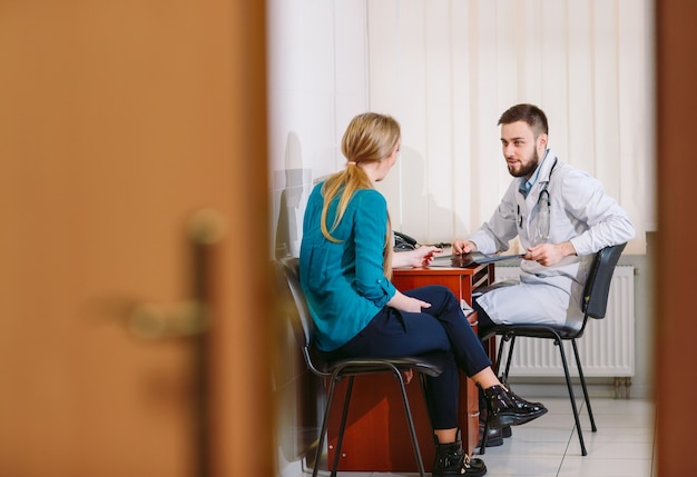 Een patiënt bij de dokter bij de receptie.