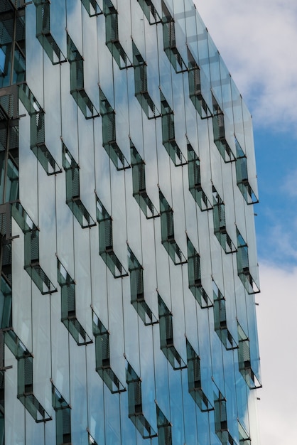 Foto een patroon bestaande uit een gebouw gemaakt van reflecterende ramen