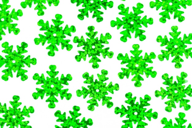 Een patroon van decoratieve groene sneeuwvlokken op een witte muur