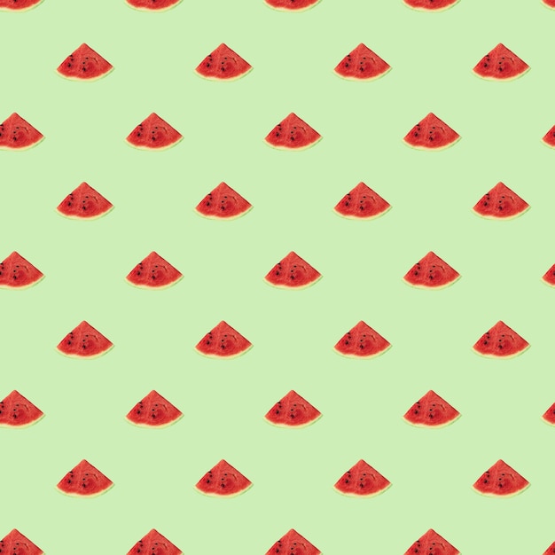 Foto een patroon van stukjes watermeloen op een lichtgroene achtergrond