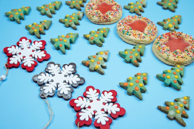 Een patroon van zelfgemaakte kerstkoekjes en decoratieve sneeuwvlokken in rijen