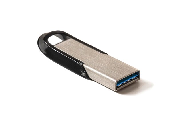 Een pen drive geïsoleerd op een witte achtergrond Een elegante draagbare opslagoplossing