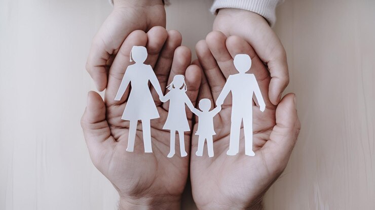 Foto een persoon die een familie van mensen en een foto van een familie vasthoudt