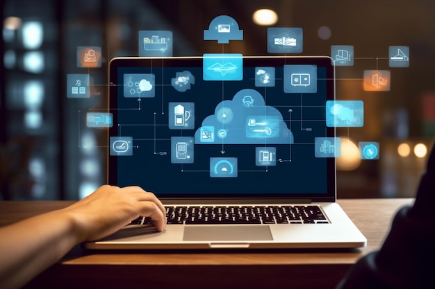 Een persoon die een laptop gebruikt met een cloud computing-pictogram op het scherm.