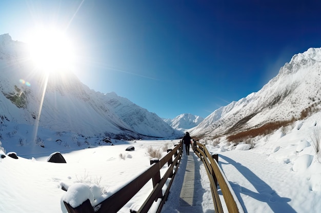 Foto een persoon die een met sneeuw bedekt pad oploopt