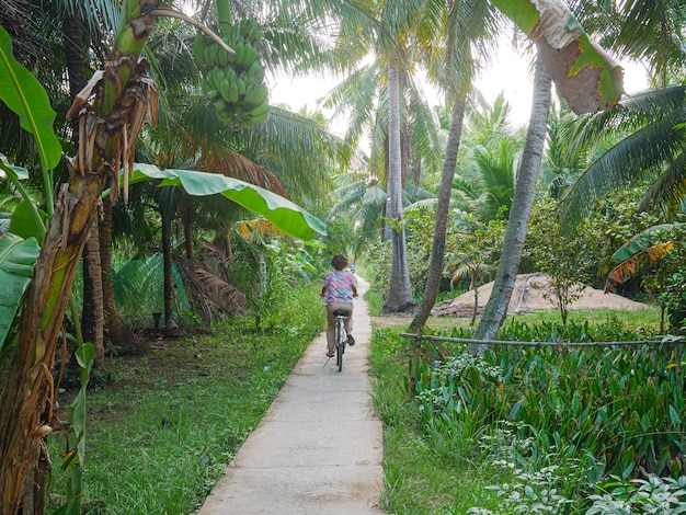 Een persoon fietst in de Mekong Delta-regio, Ben Tre, Vietnam