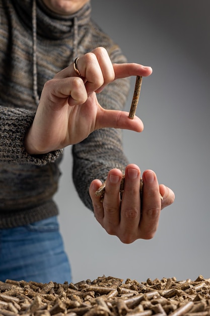 Een persoon houdt een klein stukje hout vast met een ring eraan.