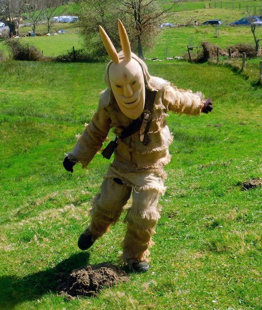 Een persoon in een kostuum met een konijnenmasker op diablos de lazarim en vilarino