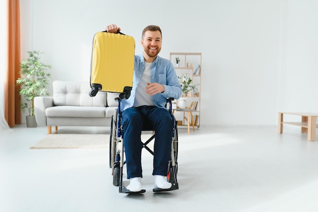 Een persoon met een handicap thuis met een koffer bereidt zich voor op vakantie Leisure concept